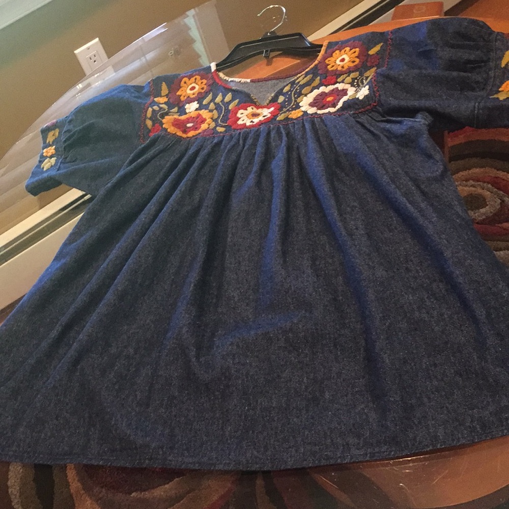 🌺 Beautiful embroidered denim baby doll top - Picture 3 of 8